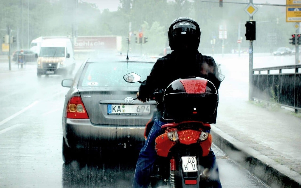conducir en moto bajo la lluvia