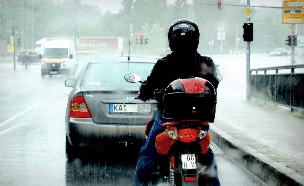 conducir en moto con lluvia