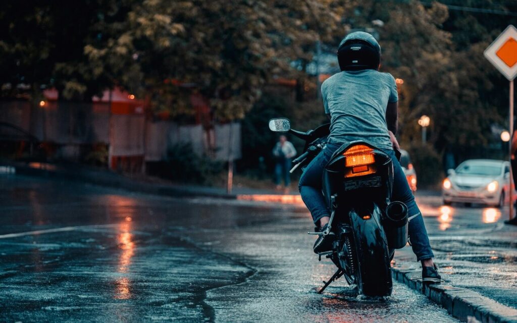 conducir en moto bajo la lluvia