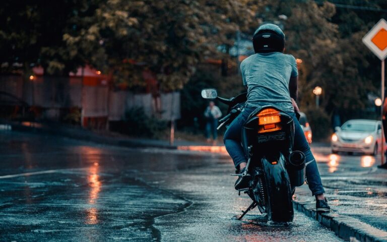 conducir en moto bajo la lluvia