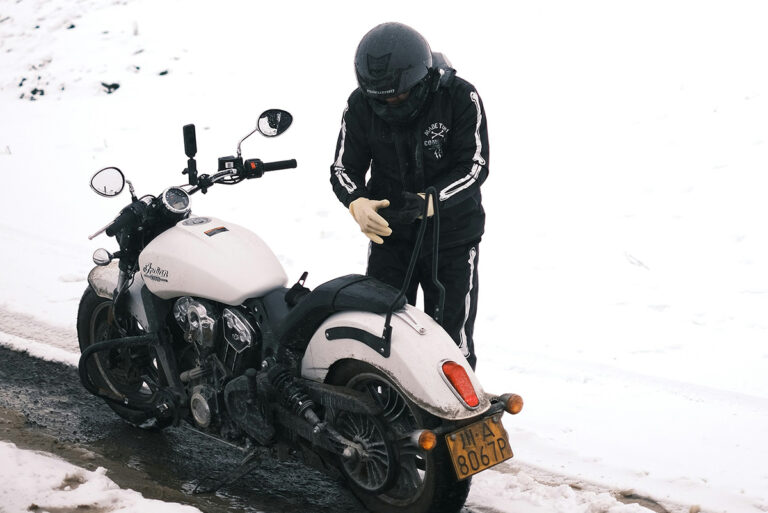 frío en moto guantes